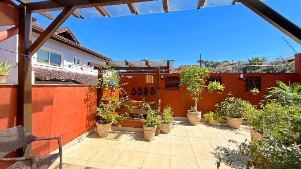 Casa Condominio em Porto Alegre, no bairro Cristal, com 4 dormitório(s), e 4 banheiros, à venda.