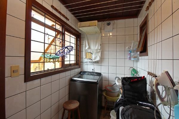 Casa em Porto Alegre, no bairro Guarujá, com 3 dormitório(s), e 3 banheiros, à venda.
