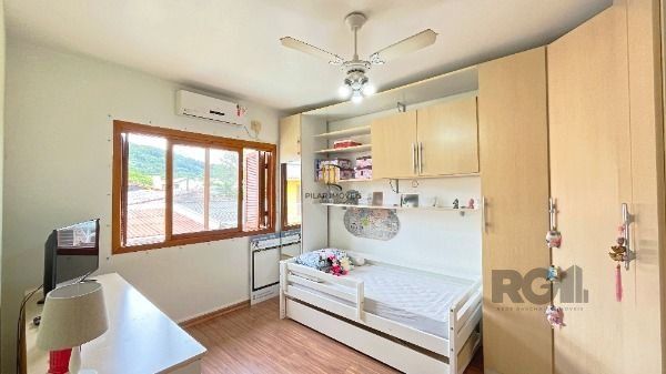 Casa em Porto Alegre, no bairro Aberta dos Morros, com 3 dormitório(s), à venda.