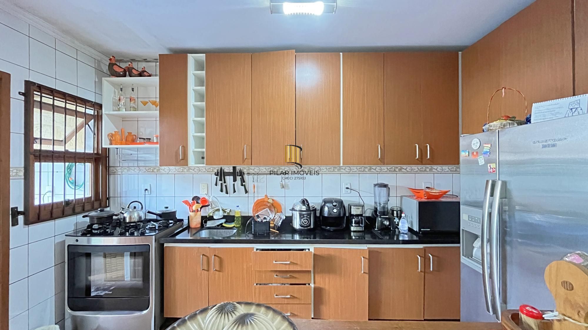 Casa em Porto Alegre, no bairro Hípica, com 3 dormitório(s), e 3 banheiros, à venda.
