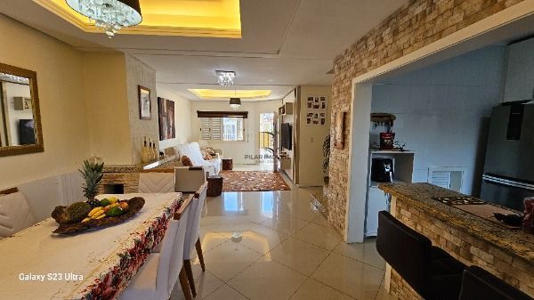 Casa em Porto Alegre, no bairro Hípica, com 3 dormitório(s), e 3 banheiros, à venda.