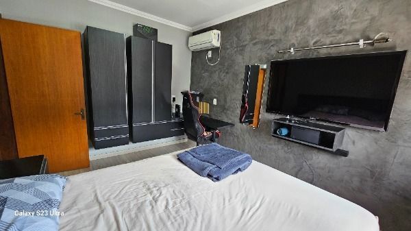 Casa em Porto Alegre, no bairro Vila Nova, com 3 dormitório(s), e 3 banheiros, à venda.