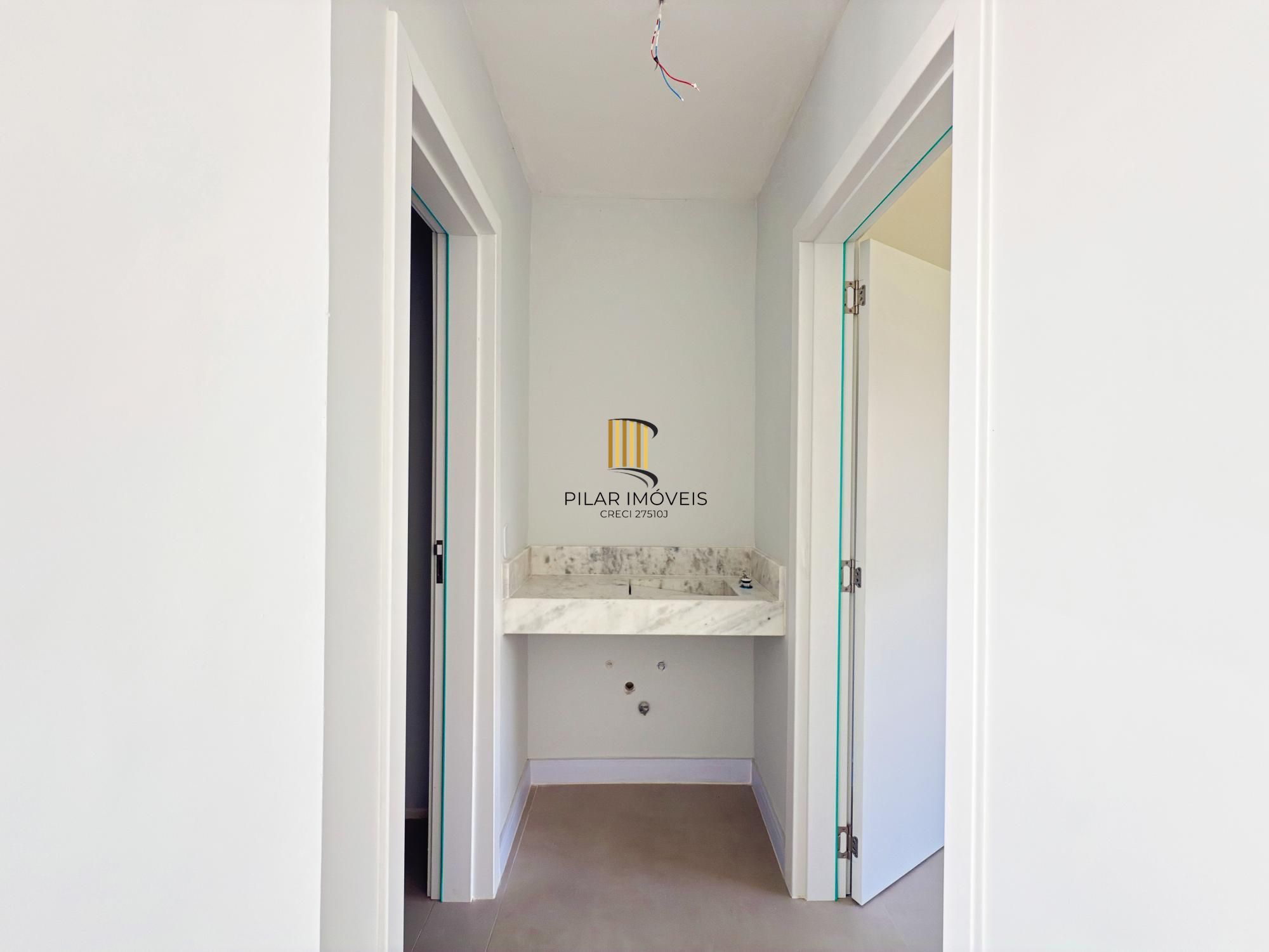 Casa 4 dormitórios( 1 dorm térreo) no Condomínio Villa Amalfi, na zona sul de Porto Alegre.