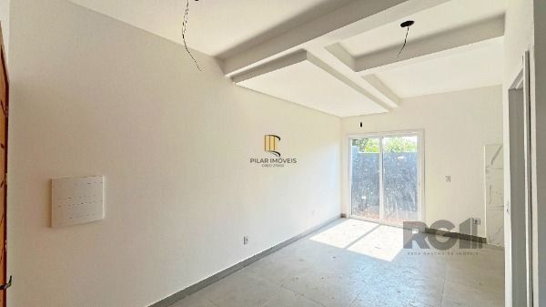 Casa Condominio em Porto Alegre, no bairro Nonoai, com 2 dormitório(s), e 2 banheiros, à venda.