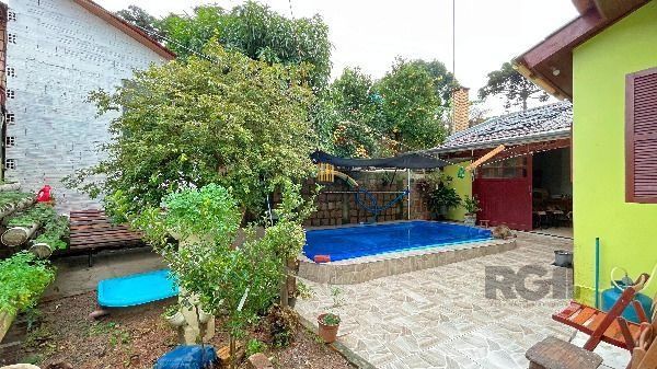Casa em Porto Alegre, no bairro Ipanema, com 2 dormitório(s), e 2 banheiros, à venda.