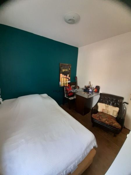 Casa em Porto Alegre, no bairro Guarujá, com 3 dormitório(s), e 3 banheiros, à venda.