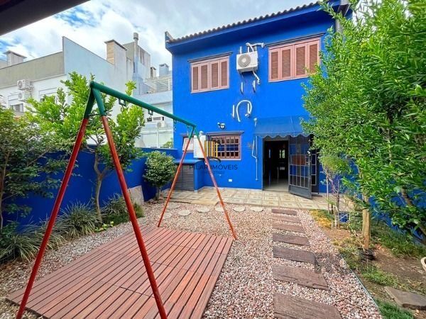 Casa em Porto Alegre, no bairro Hípica, com 3 dormitório(s), e 3 banheiros, à venda.
