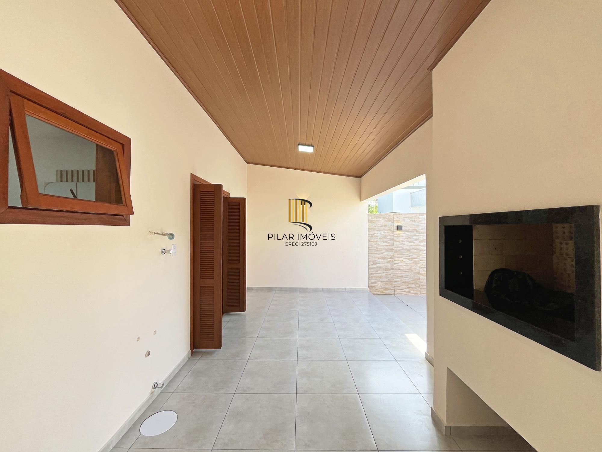 Casa com suíte no térreo em condomínio fechado
