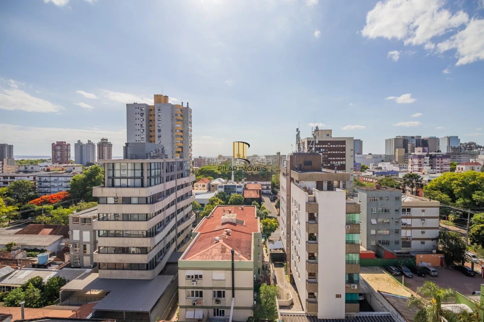 Belíssima cobertura duplex, com 262m2, 3 dormitórios e 2 vagas de garagem.