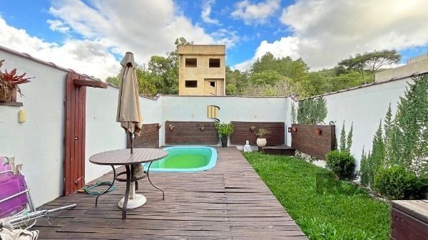 Casa em Porto Alegre, no bairro Campo Novo, com 3 dormitório(s), e 3 banheiros, à venda.