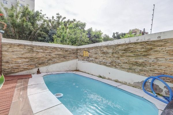 Casa em Porto Alegre, no bairro Tristeza, com 2 dormitório(s), e 2 banheiros, à venda.