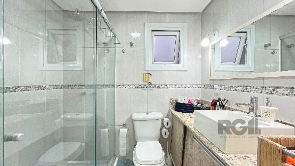 Casa em Porto Alegre, no bairro Hípica, com 3 dormitório(s), e 3 banheiros, à venda.