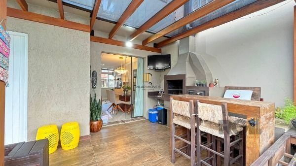 Casa em Porto Alegre, no bairro Campo Novo, com 3 dormitório(s), e 3 banheiros, à venda.