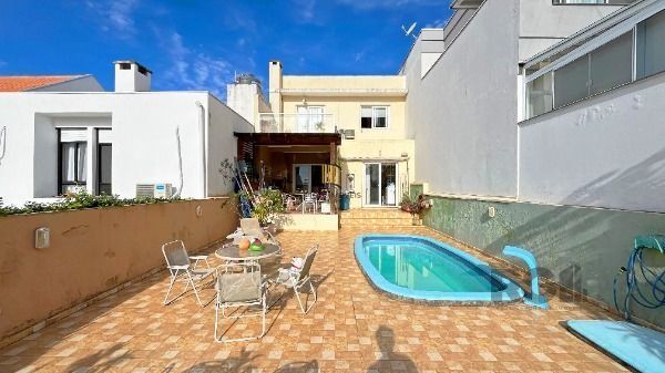 Casa Condominio em Porto Alegre, no bairro Vila Nova, com 3 dormitório(s), e 3 banheiros, à venda.