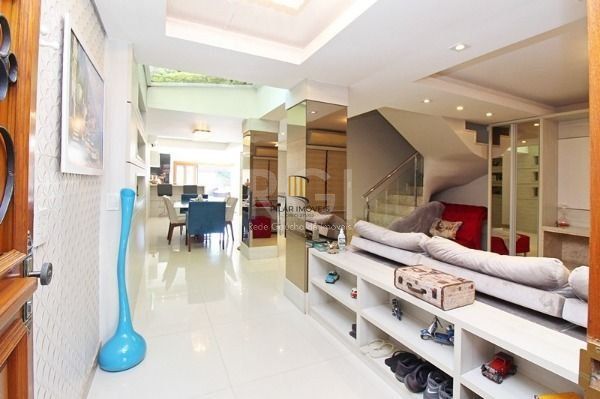 Casa em Porto Alegre, no bairro Ipanema, com 4 dormitório(s), e 4 banheiros, à venda.
