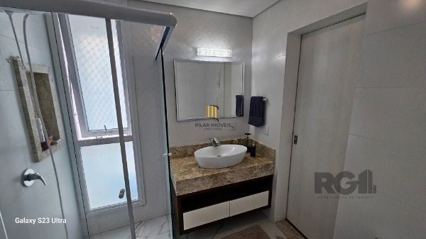 Casa em Porto Alegre, no bairro Hípica, com 3 dormitório(s), e 3 banheiros, à venda.