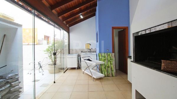 Casa em Porto Alegre, no bairro Hípica, com 3 dormitório(s), e 3 banheiros, à venda.