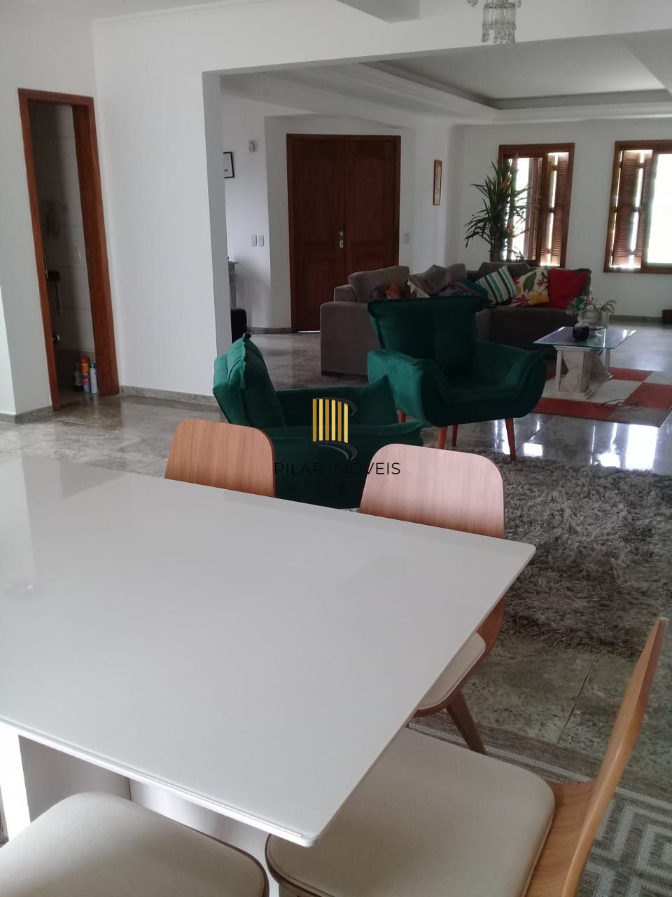 Sobrado a venda no Bairro Hipica de Porto alegre com 04 dormitórios sendo 01 suite