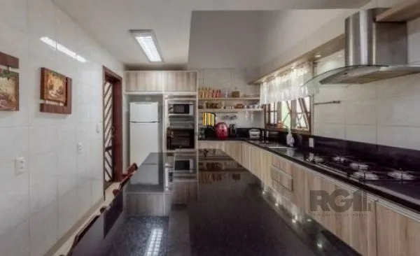 Casa em Porto Alegre, no bairro Aberta dos Morros, com 4 dormitório(s), e 4 banheiros, à venda.