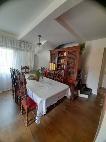Casa em Porto Alegre, no bairro Guarujá, com 3 dormitório(s), e 3 banheiros, à venda.