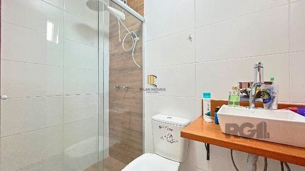 Casa em Porto Alegre, no bairro Guarujá, com 3 dormitório(s), e 3 banheiros, à venda.