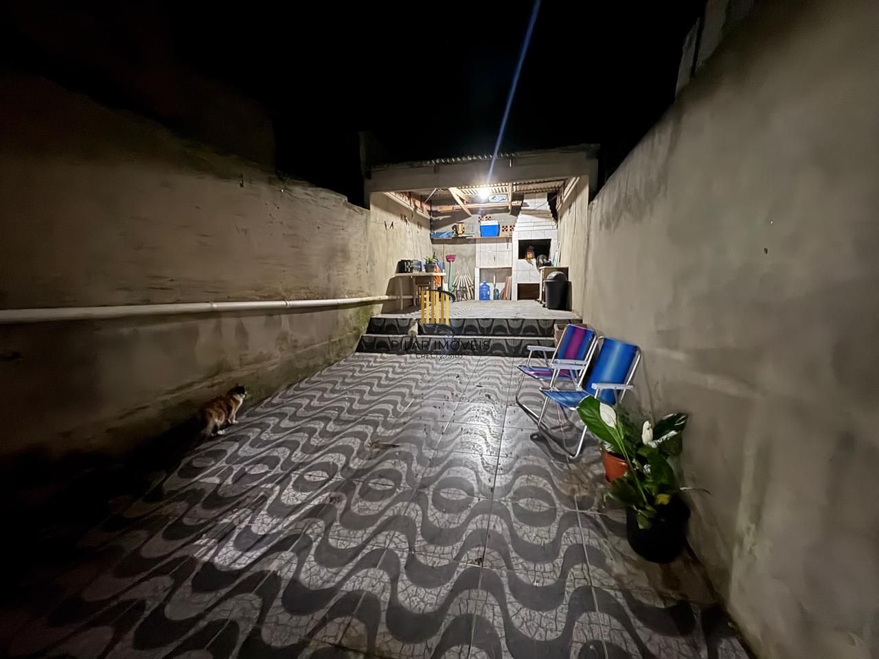 Casa 2 dorm, sala, cozinha, banheiro e área gourmet. Aceita carro no negócio.