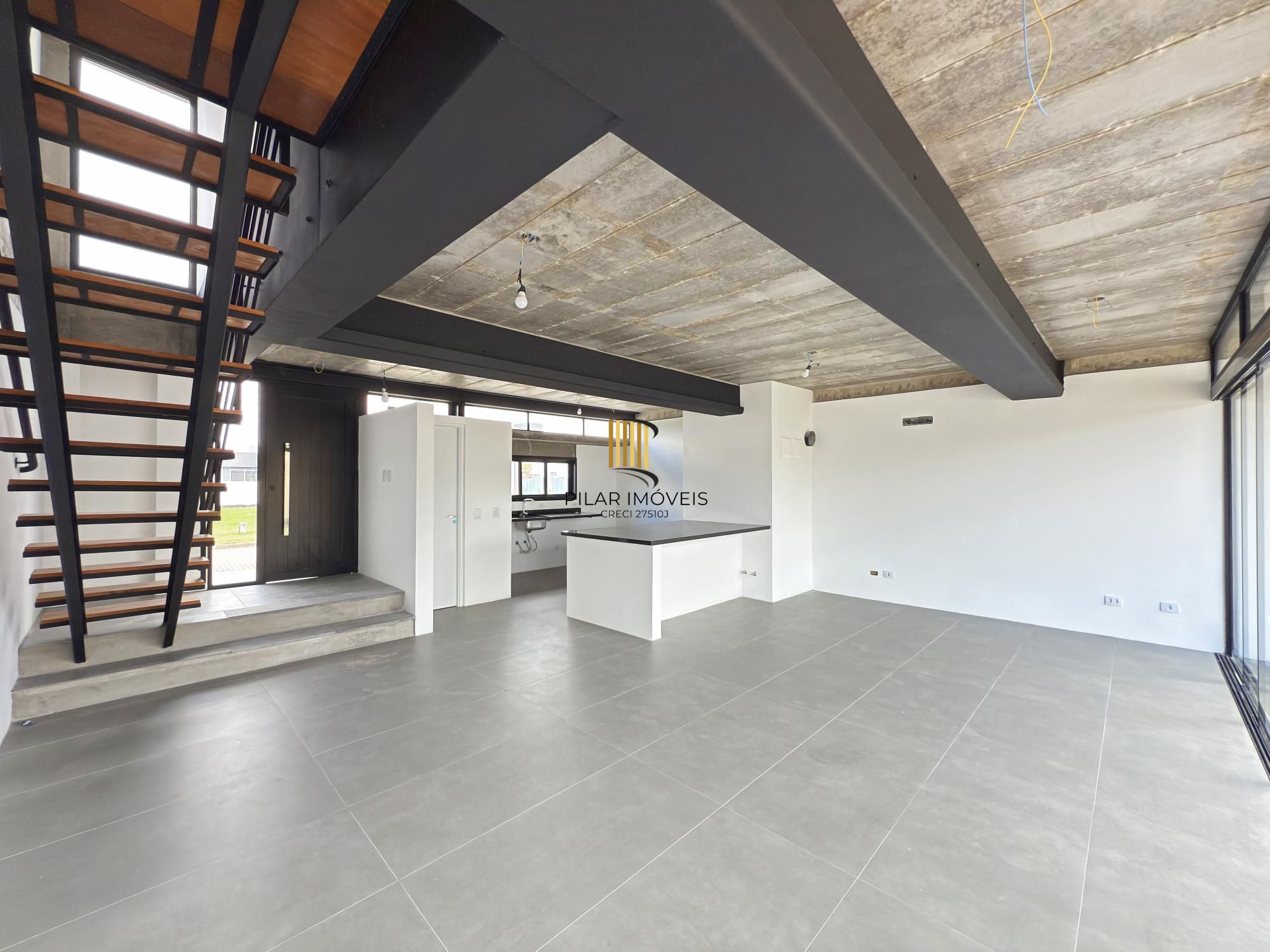 Sobrado em condomínio em Porto Alegre, no bairro Hípica, com 3 dormitórios.