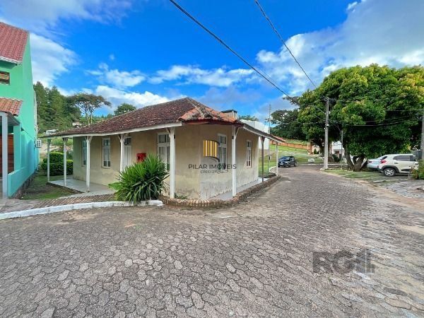 Casa em Porto Alegre, no bairro Campo Novo, com 3 dormitório(s), e 3 banheiros, à venda.