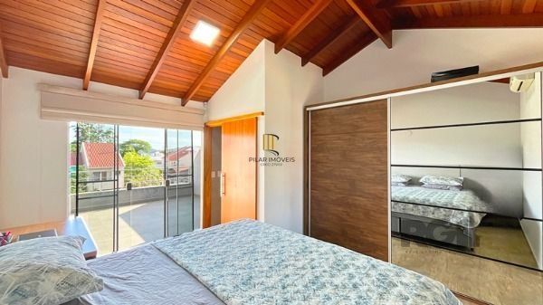 Casa em Porto Alegre, no bairro Guarujá, com 3 dormitório(s), e 3 banheiros, à venda.