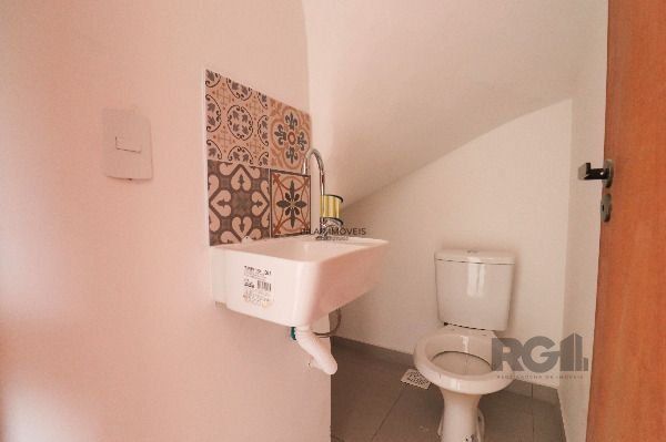 Casa Condominio em Porto Alegre, no bairro Vila Nova, com 2 dormitório(s), e 2 banheiros, à venda.