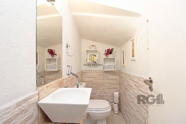 Casa em Porto Alegre, no bairro Hípica, com 3 dormitório(s), e 3 banheiros, à venda.