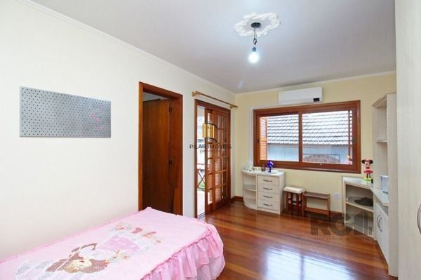 Casa em Porto Alegre, no bairro Tristeza, com 3 dormitório(s), e 3 banheiros, à venda.
