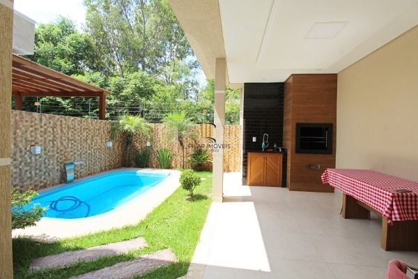 Casa ampla com piscina e suíte diferenciada em condomínio no Lagos de Ipanema zona Sul de Porto Alegre !