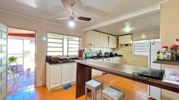Casa em Porto Alegre, no bairro Tristeza, com 4 dormitório(s), à venda.