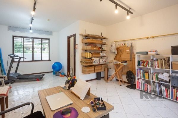 Casa em Porto Alegre, no bairro Medianeira, com 5 dormitório(s), e 5 banheiros, à venda.