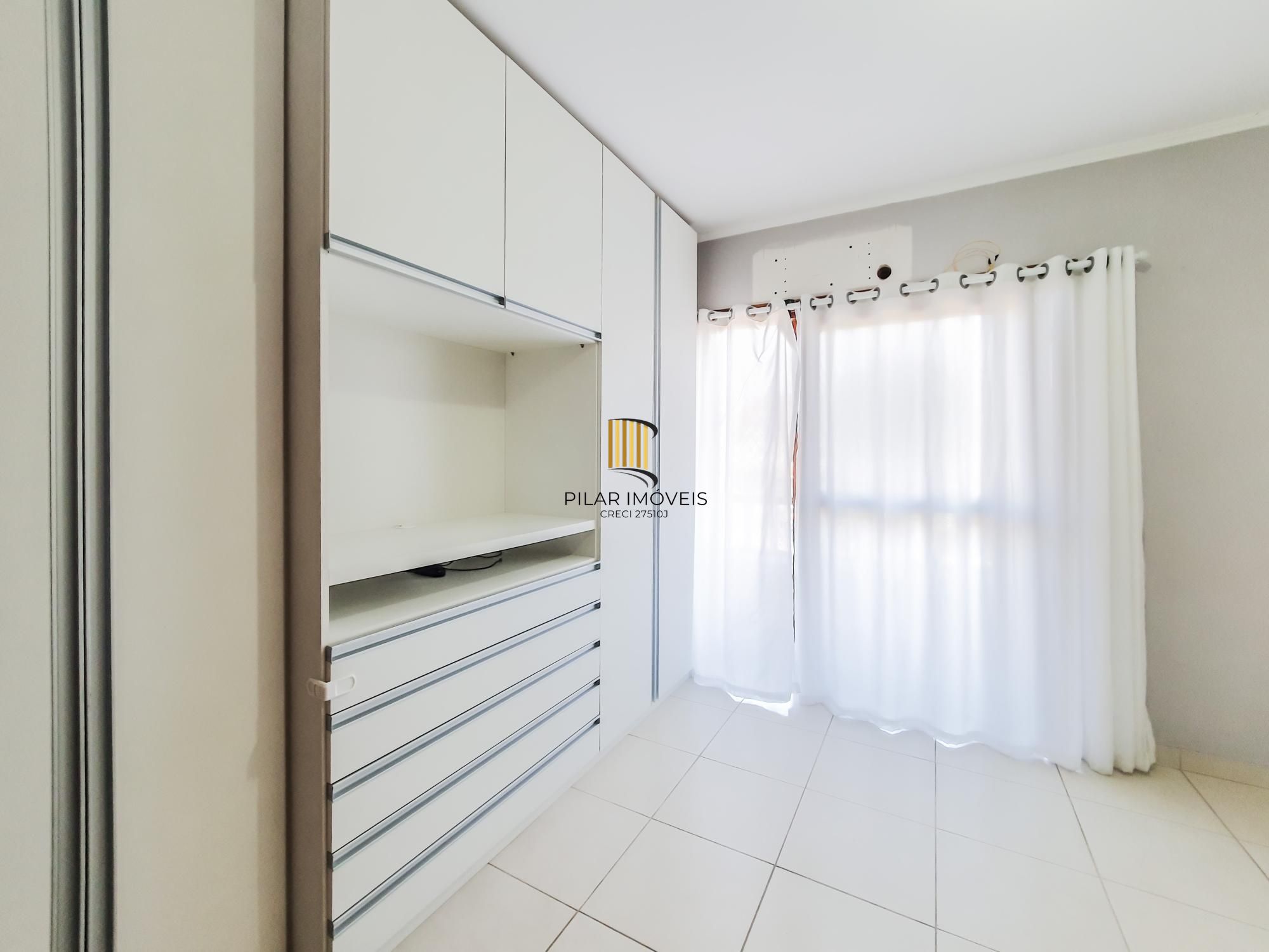 Otimo sobrado com 3 dormitórios sendo 2 suites no bairro Guaruja