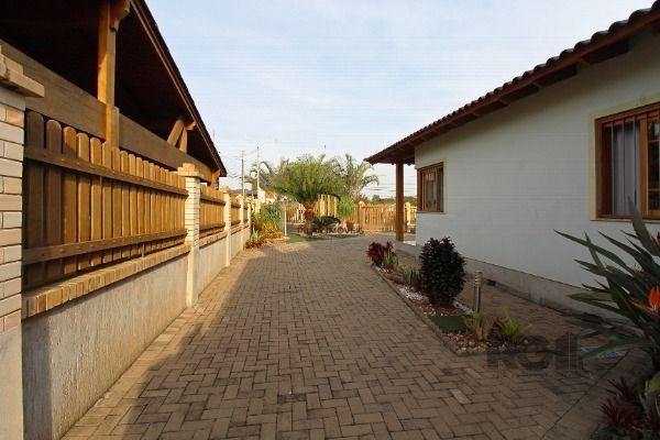 Casa em Porto Alegre, no bairro Belém Novo, com 3 dormitório(s), e 3 banheiros, à venda.