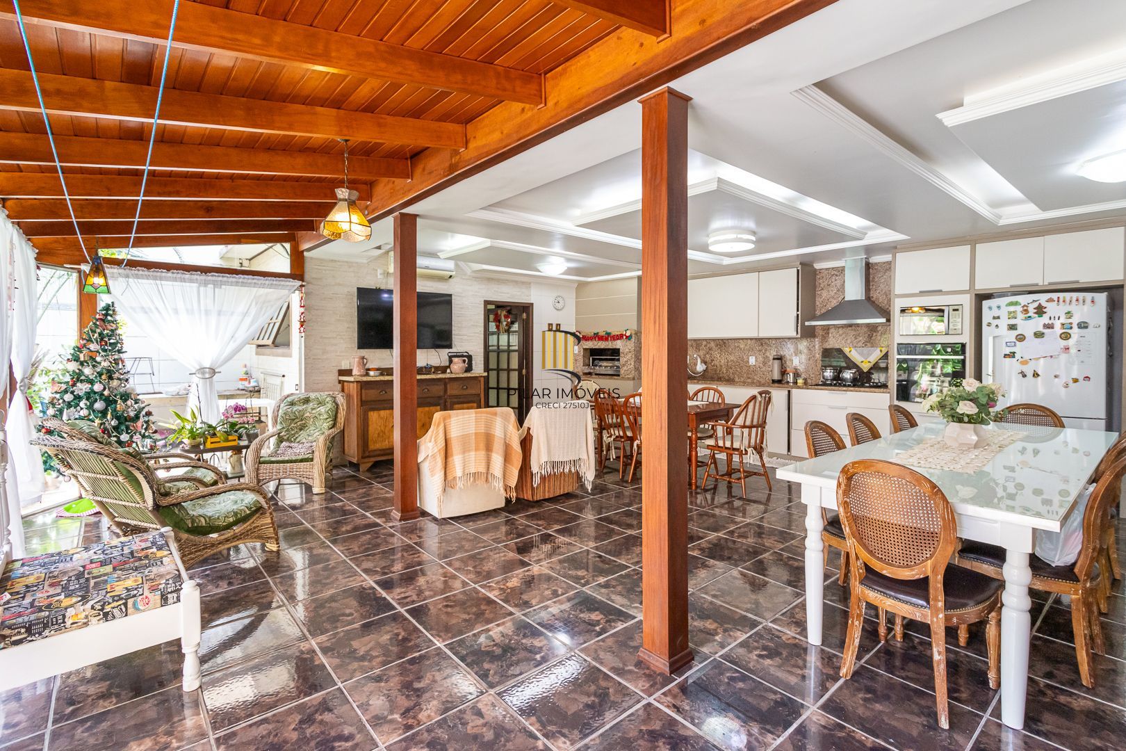 Casa de 272m², 4 dormitórios, 2 suítes e 4 vagas de garagem, no bairro Ipanema, próxima à orla do Guaíba.