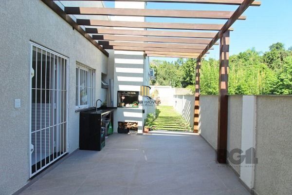 Casa em Porto Alegre, no bairro Espírito Santo, com 3 dormitório(s), e 3 banheiros, à venda.