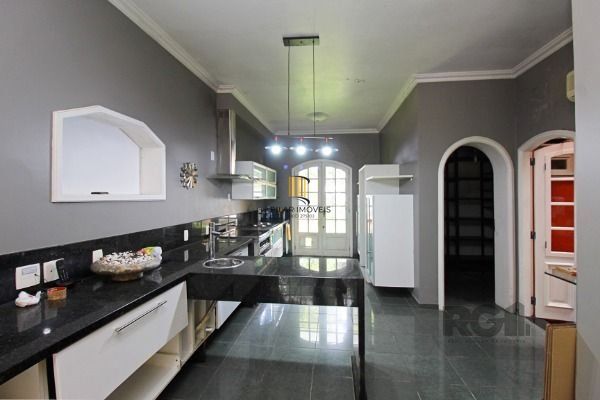 Casa em Porto Alegre, no bairro Pedra Redonda, com 7 dormitório(s), e 7 banheiros, à venda.