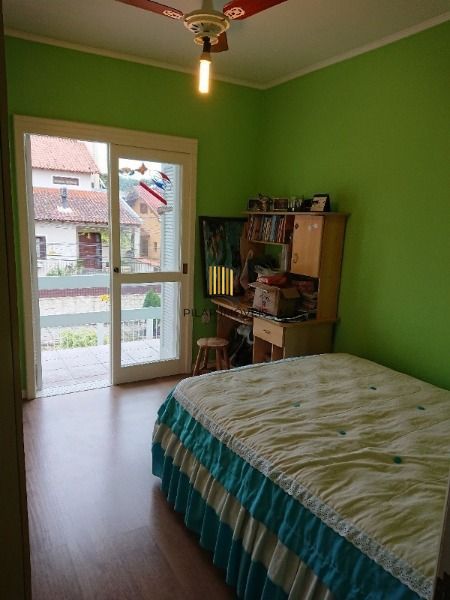 Casa em Porto Alegre, no bairro Espirito Santo, com 4 dormitório(s), e 4 banheiros, à venda.