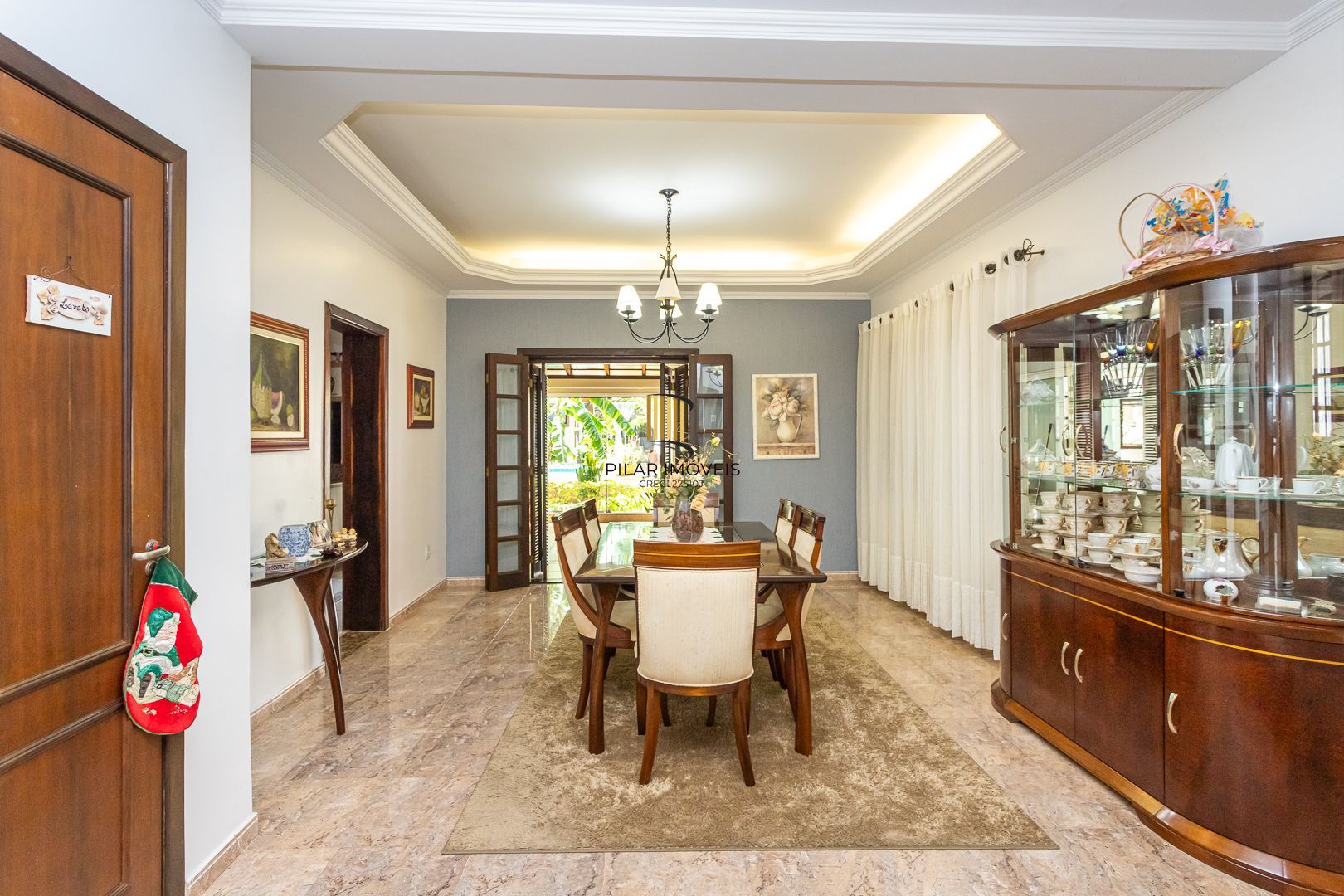 Casa de 272m², 4 dormitórios, 2 suítes e 4 vagas de garagem, no bairro Ipanema, próxima à orla do Guaíba.