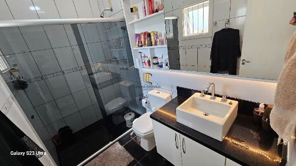 Casa em Porto Alegre, no bairro Hípica, com 3 dormitório(s), e 3 banheiros, à venda.