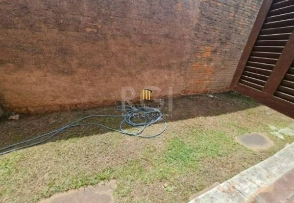 Casa em Porto Alegre, no bairro Tristeza, com 2 dormitório(s), e 2 banheiros, à venda.