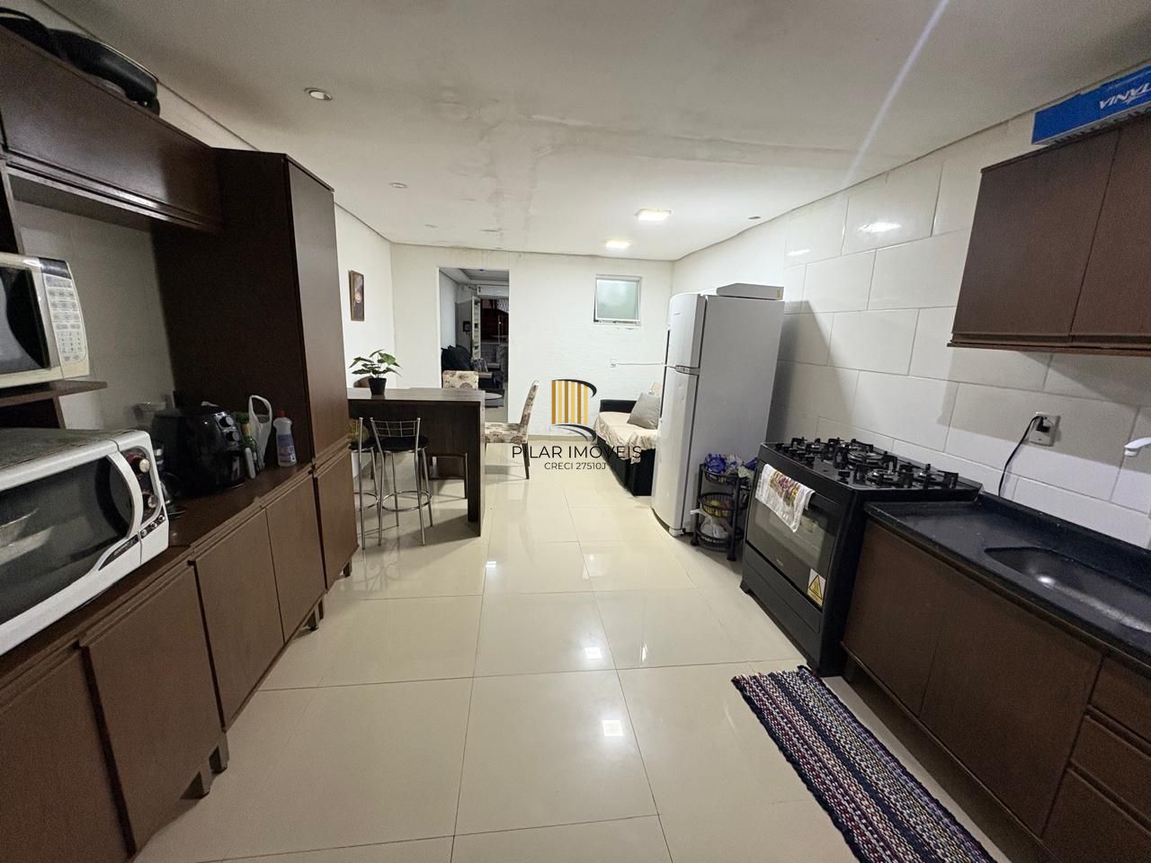 Casa 2 dorm, sala, cozinha, banheiro e área gourmet. Aceita carro no negócio.