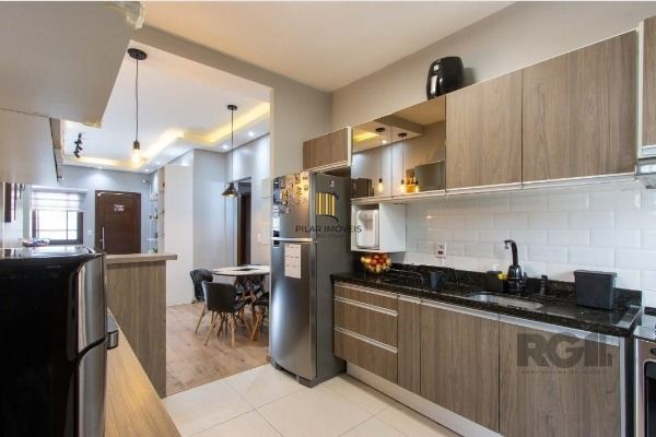 Casa em Porto Alegre, no bairro Aberta Dos Morros, com 5 dormitório(s), e 5 banheiros, à venda.