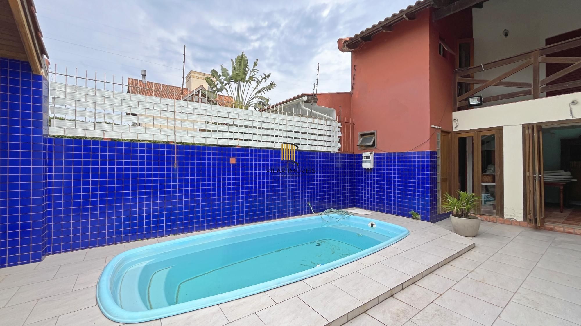 Casa 3D com 2 suítes e piscina.