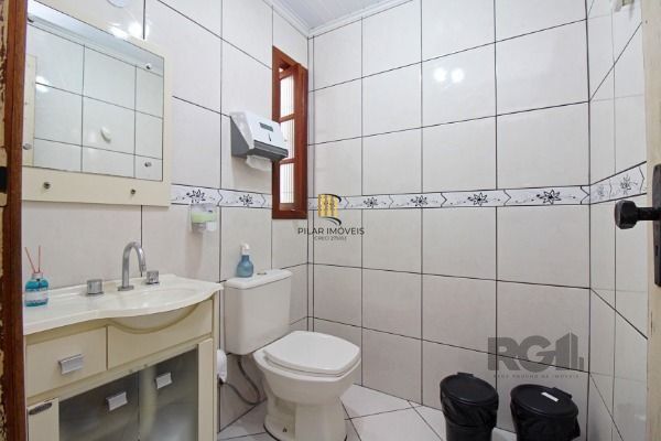 Casa em Porto Alegre, no bairro Serraria, com 3 dormitório(s), e 3 banheiros, à venda.