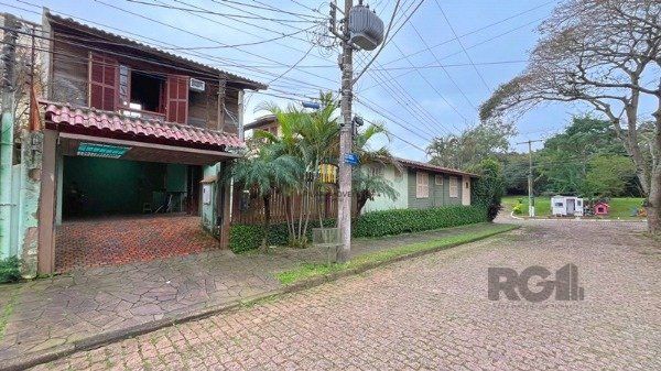 Casa em Porto Alegre, no bairro Ipanema, com 3 dormitório(s), e 3 banheiros, à venda.