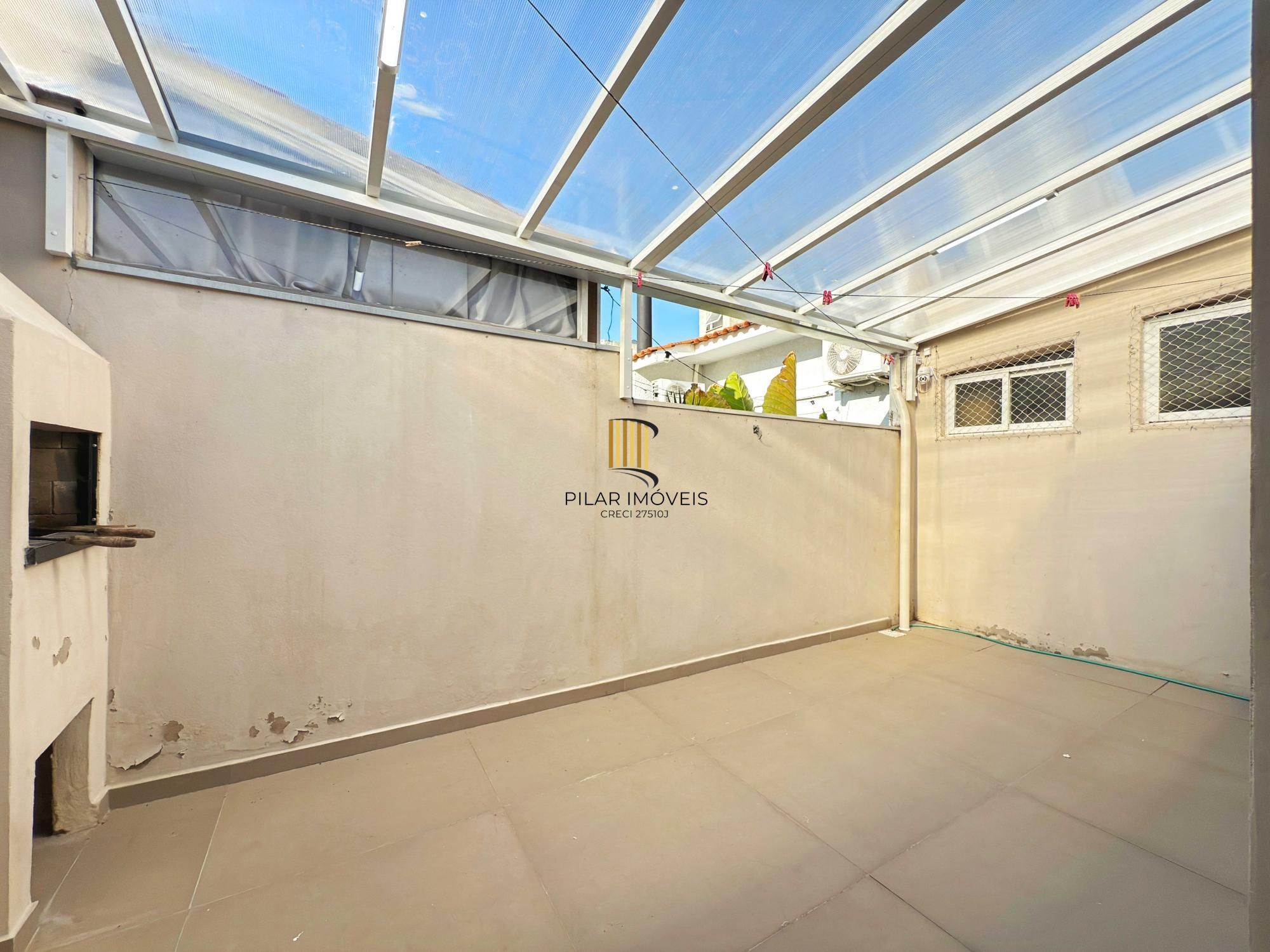 Excelente residência térrea totalmente reformada em condomínio fechado com 2 dormitórios e 2 vagas de garagens